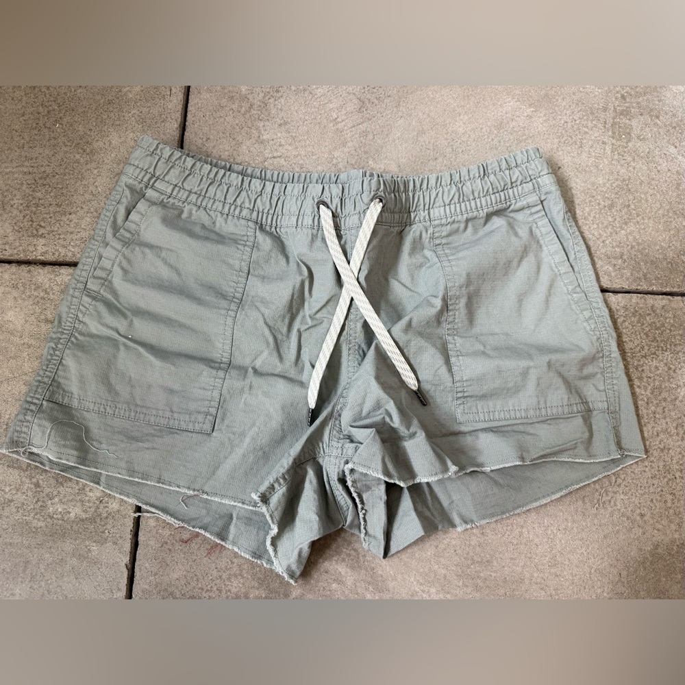 Vuori sage green ripstop shorts M